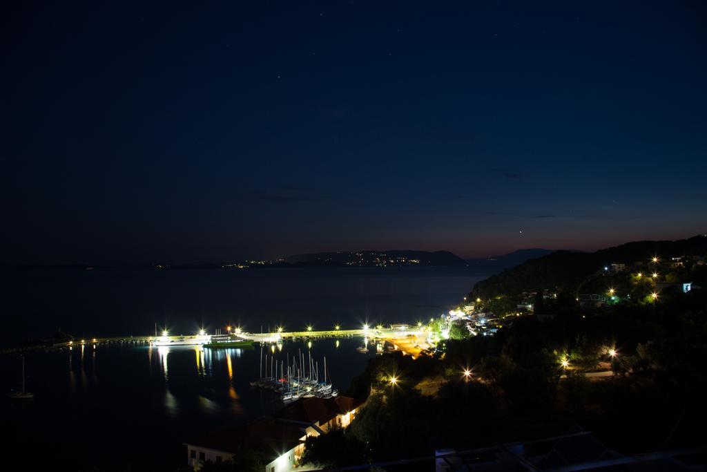 Aegean Wave - Faros Aparthotel Loutraki  Exterior photo