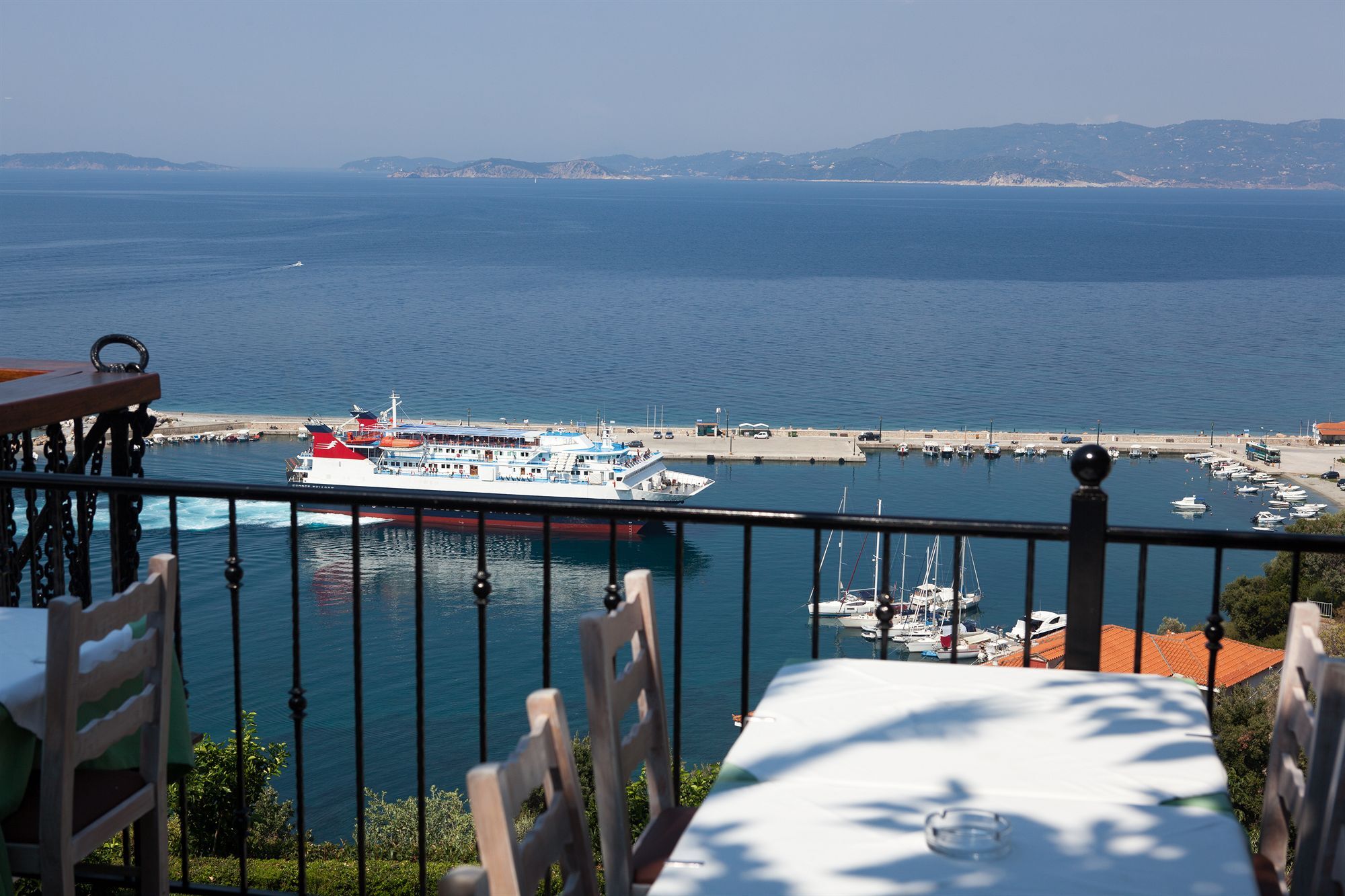 Aegean Wave - Faros Aparthotel Loutraki  Exterior photo